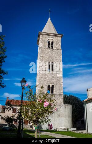 Campanile della Chiesa di Sant'Anselmo dal 12 ° secolo, Nin, una città storica nella contea di Zadar, Dalmazia, Croazia Foto Stock