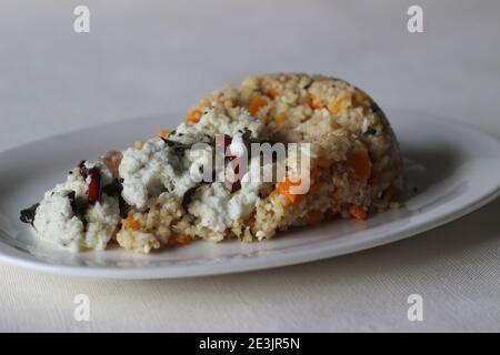 Dalia upma o upma di grano rotto è un alimento indiano del sud della colazione fatto con grano rotto, verdure miste ed altri ingredienti di rinvenimento di base serviti con Foto Stock