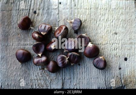 castagne naturali su un piatto di legno nel freddo natale invernale Foto Stock