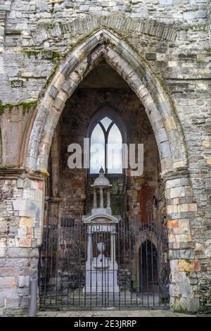 Fontana che ricorda l'equipaggio del Titanic all'interno delle rovine della chiesa di Santa Rood nel centro della città di Southampton, Inghilterra, Regno Unito Foto Stock