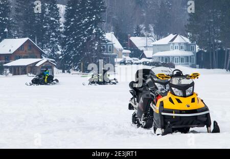 Febbraio 2, 2020 - Saint-Jean-des-Piles, QC; Canada: Due motoslitte vuote parcheggiate su un lago ghiacciato e due motoslitte sullo sfondo Foto Stock