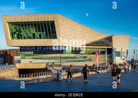 Il Museo di Liverpool sul sito dell'Isola di Mann a Pier Head sul fiume Mersey. Aperto 2011 Architetti 3XN Kim Neilsen. Liverpool Turismo. Foto Stock