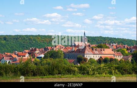 Viaggi in Francia. Vista panoramica del borgo medievale di Flavigny-sur-Ozerain in Borgogna, elencato come uno dei più bei villaggi della Francia. Orizzontale Foto Stock