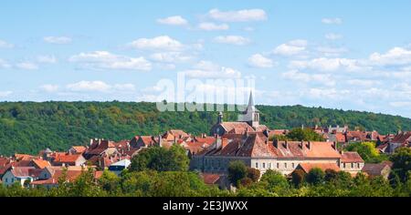 Viaggio in Francia. Vista panoramica del villaggio medievale di Flavigny-sur-Ozerain in Borgogna, considerato uno dei più bei villaggi della Francia. Foto Stock