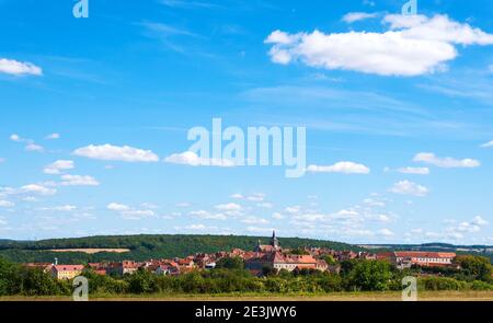 Viaggio in Francia. Vista panoramica del villaggio medievale di Flavigny-sur-Ozerain in Borgogna, considerato uno dei più bei villaggi della Francia. Foto Stock