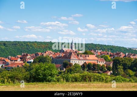 Viaggio in Francia. Vista panoramica del villaggio medievale di Flavigny-sur-Ozerain in Borgogna, considerato uno dei più bei villaggi della Francia. Foto Stock