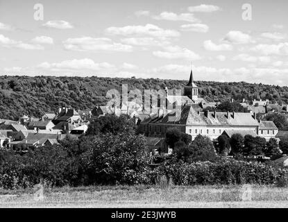 Viaggi in Francia. Vista panoramica del borgo medievale di Flavigny-sur-Ozerain in Borgogna, elencato come uno dei più bei villaggi della Francia. Orizzontale Foto Stock