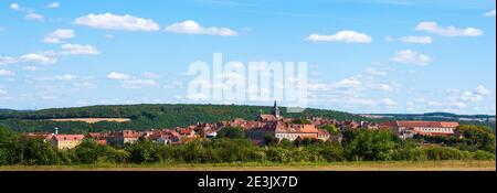 Viaggi in Francia. Vista panoramica del borgo medievale di Flavigny-sur-Ozerain in Borgogna, elencato come uno dei più bei villaggi della Francia. Orizzontale Foto Stock