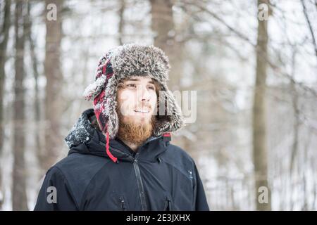 Giovane uomo godendo inverno canadese nella foresta, Mont Royal, Montreal, Quebec, Canada Foto Stock