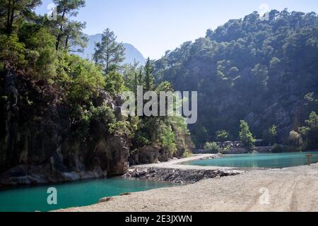 Lago con acqua blu e verde è circondato da rocce nel canyon Goynuk, Kemer distretto nella provincia di Antalya, Turchia. Bel posto per un'escursione Foto Stock