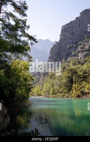 Lago con acqua blu e verde è circondato da rocce nel canyon Goynuk, Kemer distretto nella provincia di Antalya, Turchia. Bel posto per un'escursione Foto Stock