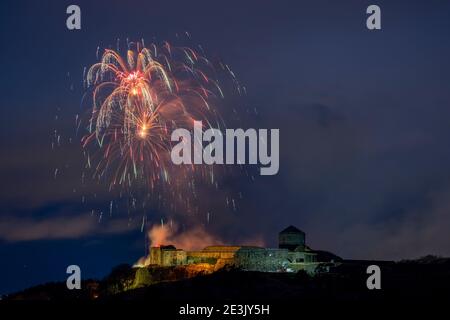 Fuochi d'artificio e esplosioni scintillanti su una fortezza chiamata Bohus la vigilia di Capodanno vicino alle città di Goteborg e Kugsv in Svezia. Foto Stock