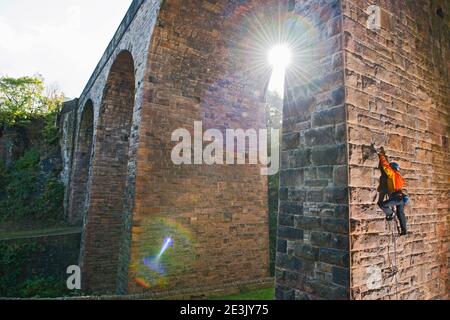 L'uomo che si arrampica sull'uomo fece viadotto a Sheffield Foto Stock