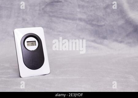 Dermometro elettronico per la casa su sfondo grigio, spazio di copia Foto Stock