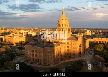 Austin, Texas, Stati Uniti. 12 gennaio 2021. Il Campidoglio del Texas è visto al tramonto la sera dell'apertura della 87a sessione legislativa il 12 gennaio 2021. L'edificio alto 308 metri è stato progettato da Elia Myers nel 1881 e costruito dal 1882-1887 dall'ingegnere civile Reuben Walker. Credit: Bob Daemmrich/ZUMA Wire/Alamy Live News Foto Stock