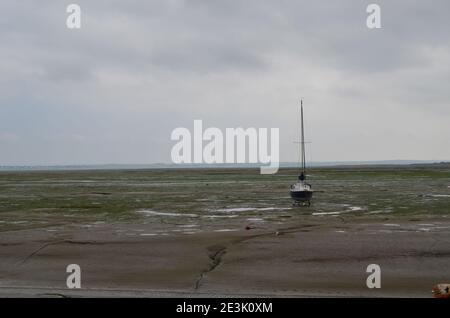 nave con bassa marea a leigh-on-sea nell'oceano britannico Foto Stock