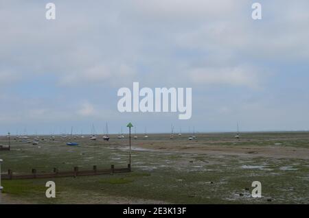 nave con bassa marea a leigh-on-sea nell'oceano britannico Foto Stock