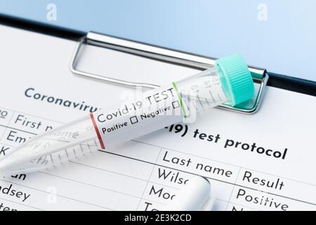 Primo piano modulo vuoto per la provetta per test COVID-19 e il protocollo di test medico. Foto Stock