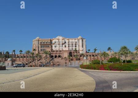 Maestosa e sontuosa spiaggia di fronte hotel cinque stelle noto come Emirates Palace di Abu Dhabi Emirati arabi uniti Foto Stock