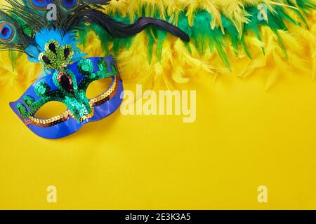 Brasil Mardi gras fondo carnevale con piume multicolore e maschera Foto Stock