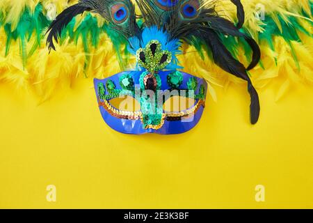 Brasil Mardi gras fondo carnevale con piume multicolore e maschera Foto Stock