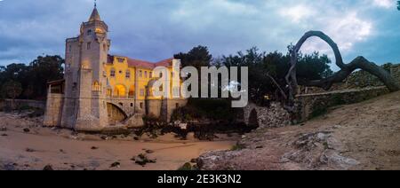 Bellissimo edificio museale - Condes de Castro Guimarães - durante l'alba con illuminazione notturna, vista panoramica. Cascais, Portogallo Foto Stock