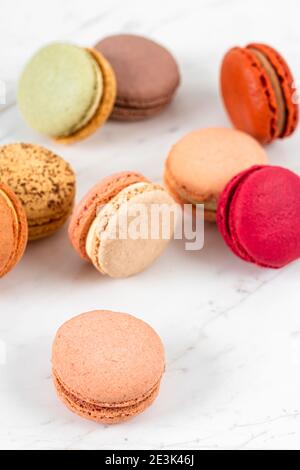 Colorati Macarons fruttato Flat Lay e Top View su Bianco Tavolo in marmo Foto Stock