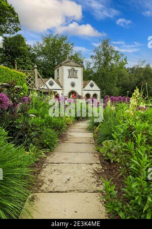 The pin Mill, Bodnant Gardens, Spring, (maggio), tal-y-Cafn, Conwy, Galles, Regno Unito Foto Stock