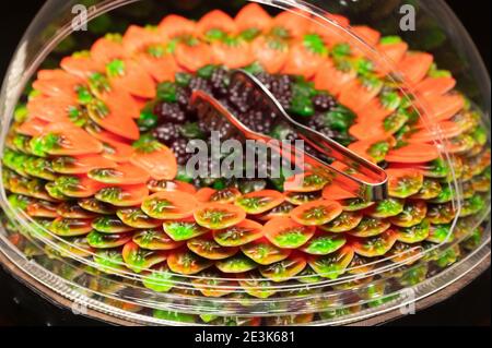 Primo piano caramelle con gelatina e zucchero in pasticceria. Variopinto assortimento di dolci e prelibatezze per i bambini. Brillante sfondo di festa. Messa a fuoco selettiva Foto Stock