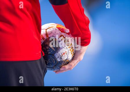 Madinat Sittah Uktubar, Egitto. 19 gennaio 2021. Pallamano: Coppa del mondo, Germania - Ungheria, turno preliminare, Gruppo A, Giornata 3. Una mano contiene un pallamano con il logo della Coppa del mondo. Credit: Sascha Klahn/dpa/Alamy Live News Foto Stock