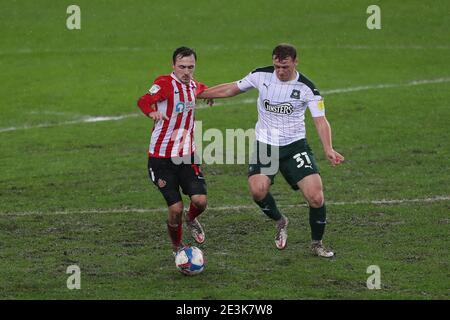 SUNDERLAND, INGHILTERRA. 19 GENNAIO: Josh Scowen di Sunderland in azione con Luke Jephcott di Plymouth Argyle durante la partita Sky Bet League 1 tra Sunderland e Plymouth Argyle allo Stadio di luce, Sunderland, martedì 19 gennaio 2021. (Credit: Mark Fletcher | MI News) Credit: MI News & Sport /Alamy Live News Foto Stock