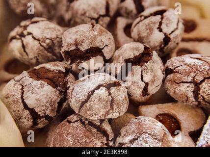 Dolci biscotti fatti in casa di Natale con crepe di cioccolato e glassa di zucchero sulla parte superiore Foto Stock