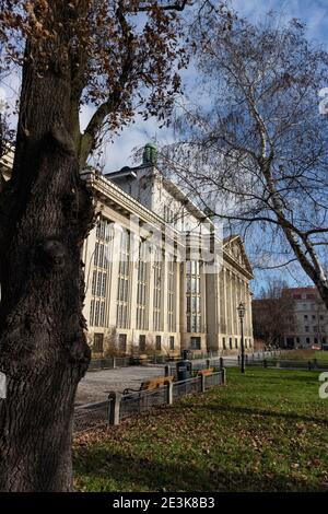 Zagabria, Croazia-1 gennaio 2021: Edificio famoso archivi di stato croato, ex edificio della biblioteca studentesca, uno dei più famosi e belli Zagr Foto Stock