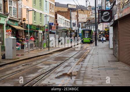 Londra, Regno Unito. 19 gennaio 2021. Una strada deserta a Croydon, una grande città del sud di Londra, Regno Unito il 18 gennaio 2021. Solo 33,355 casi positivi di Covid sono stati registrati oggi, il numero più basso di casi giornalieri dal 27 dicembre - prima dell'inizio del terzo blocco nazionale dell'Inghilterra. Credit: May James/ZUMA Wire/Alamy Live News Foto Stock