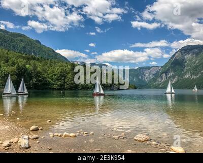 Lago montagne barche a vela bohinj. Parco nazionale del Triglav, slovenia. Natura sfondo. Foto Stock