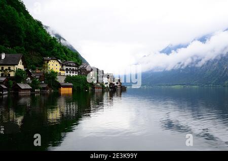 Bellissimo lago Hallstatt e case in Austria Foto Stock