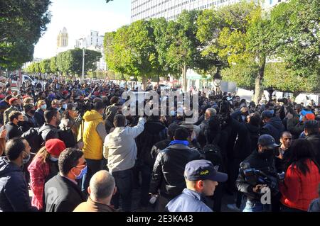 Tunisi, Tunisia. 19 gennaio 2021. L'Avenue Habib Bourguiba è stato testimone di questo pomeriggio, 19 gennaio 2021, Scontri tra la polizia e i dimostranti che chiedono il rilascio di giovani arrestati durante le battute notturne nelle città popolari.le unità di sicurezza dislocate nel viale 'Symbolica' utilizzavano gas lacrimogeni per disperdere i manifestanti.SONO stati registrati numerosi feriti e sono stati arrestati due manifestanti, con pesanti rinforzi di sicurezza schierati per prevenire ulteriori proteste. Foto: Yassine Mahjoub. Credit: Chokri Mahjoub/ZUMA Wire/Alamy Live News Foto Stock