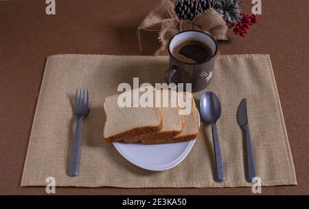 bere il caffè con il pane, creando nuove idee alla mia scrivania Foto Stock