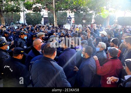 Tunisi, Tunisia. 19 gennaio 2021. L'Avenue Habib Bourguiba è stato testimone di questo pomeriggio, 19 gennaio 2021, Scontri tra la polizia e i dimostranti che chiedono il rilascio di giovani arrestati durante le battute notturne nelle città popolari.le unità di sicurezza dislocate nel viale 'Symbolica' utilizzavano gas lacrimogeni per disperdere i manifestanti.SONO stati registrati numerosi feriti e sono stati arrestati due manifestanti, con pesanti rinforzi di sicurezza schierati per prevenire ulteriori proteste. Foto: Yassine Mahjoub. Credit: Chokri Mahjoub/ZUMA Wire/Alamy Live News Foto Stock