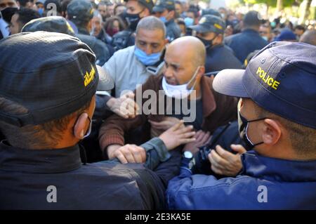 Tunisi, Tunisia. 19 gennaio 2021. L'Avenue Habib Bourguiba è stato testimone di questo pomeriggio, 19 gennaio 2021, Scontri tra la polizia e i dimostranti che chiedono il rilascio di giovani arrestati durante le battute notturne nelle città popolari.le unità di sicurezza dislocate nel viale 'Symbolica' utilizzavano gas lacrimogeni per disperdere i manifestanti.SONO stati registrati numerosi feriti e sono stati arrestati due manifestanti, con pesanti rinforzi di sicurezza schierati per prevenire ulteriori proteste. Foto: Yassine Mahjoub. Credit: Chokri Mahjoub/ZUMA Wire/Alamy Live News Foto Stock