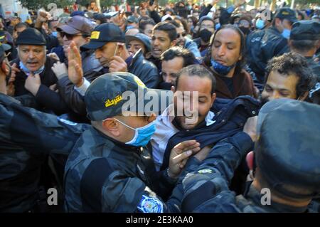 Tunisi, Tunisia. 19 gennaio 2021. L'Avenue Habib Bourguiba è stato testimone di questo pomeriggio, 19 gennaio 2021, Scontri tra la polizia e i dimostranti che chiedono il rilascio di giovani arrestati durante le battute notturne nelle città popolari.le unità di sicurezza dislocate nel viale 'Symbolica' utilizzavano gas lacrimogeni per disperdere i manifestanti.SONO stati registrati numerosi feriti e sono stati arrestati due manifestanti, con pesanti rinforzi di sicurezza schierati per prevenire ulteriori proteste. Foto: Yassine Mahjoub. Credit: Chokri Mahjoub/ZUMA Wire/Alamy Live News Foto Stock