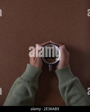 bere il caffè con il pane, creando nuove idee alla mia scrivania Foto Stock