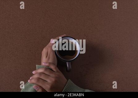 bere il caffè con il pane, creando nuove idee alla mia scrivania Foto Stock