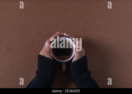 bere il caffè con il pane, creando nuove idee alla mia scrivania Foto Stock