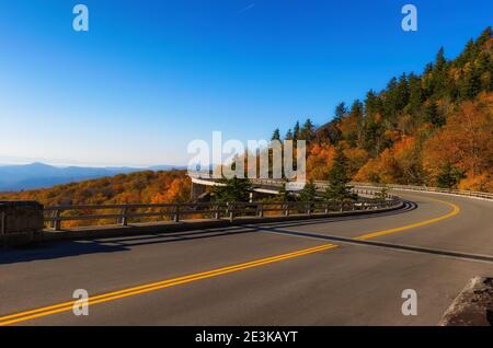Linville Viadotto lungo la Blue Ridge Parkway nel North Carolina, Tennessee. Foto Stock