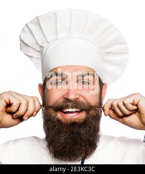 Chef divertente con cuoco per la barba. Ritratto di un cuoco chef felice. Cuoci cappello. Cuoco, cuochi o panettiere con bearded. Cuochi maschi bearded isolati su bianco Foto Stock