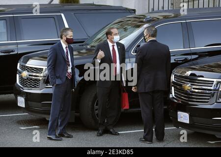 Washington, Stati Uniti. 19 gennaio 2021. Alex Azar (C) parte dall'ala ovest della Casa Bianca a Washington dopo le dimissioni come capo del Segretario di Salute e dei servizi umani (HHS) il 19 gennaio 2021. Foto in piscina di Yuri Grippas/UPI Credit: UPI/Alamy Live News Foto Stock