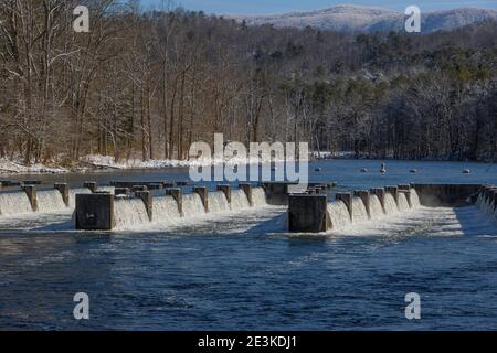 Vista panoramica invernale lungo il fiume South Holston a Bristol, Tennessee. Foto Stock