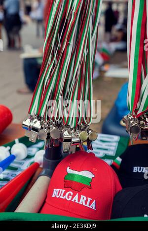 Bulgaria, Sofia, 10 settembre 2020: Stallo con fischi con tre nastri colorati e cappelli per la vendita alla protesta nazionale anti-governativa a Bulgari Foto Stock