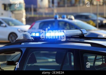 Macchina della polizia italiana con luce blu lampeggiante da